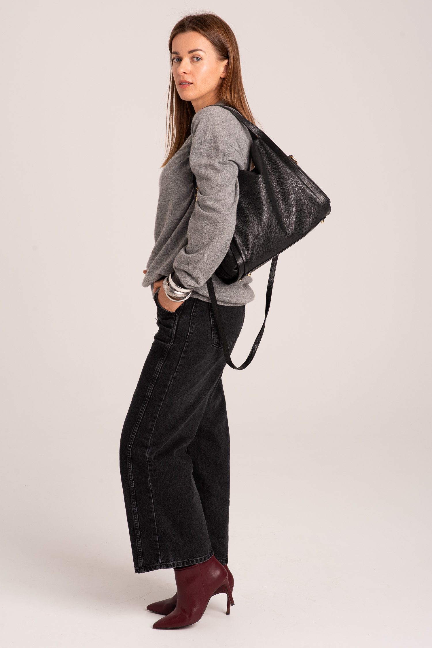 Czarna torebka z średniej wielkości Awanturnica - obrazek 4