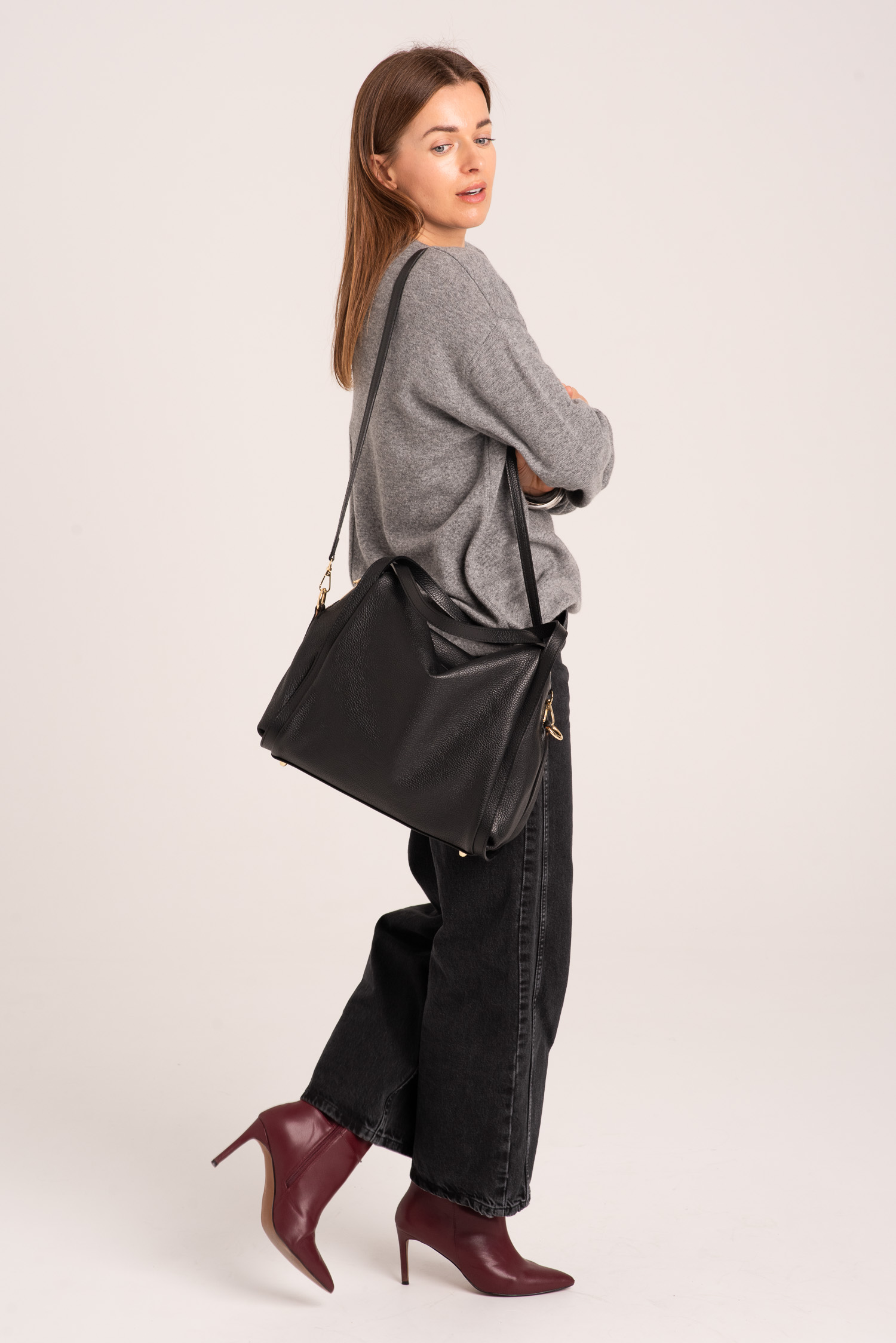 Czarna torebka z średniej wielkości Awanturnica - obrazek 5