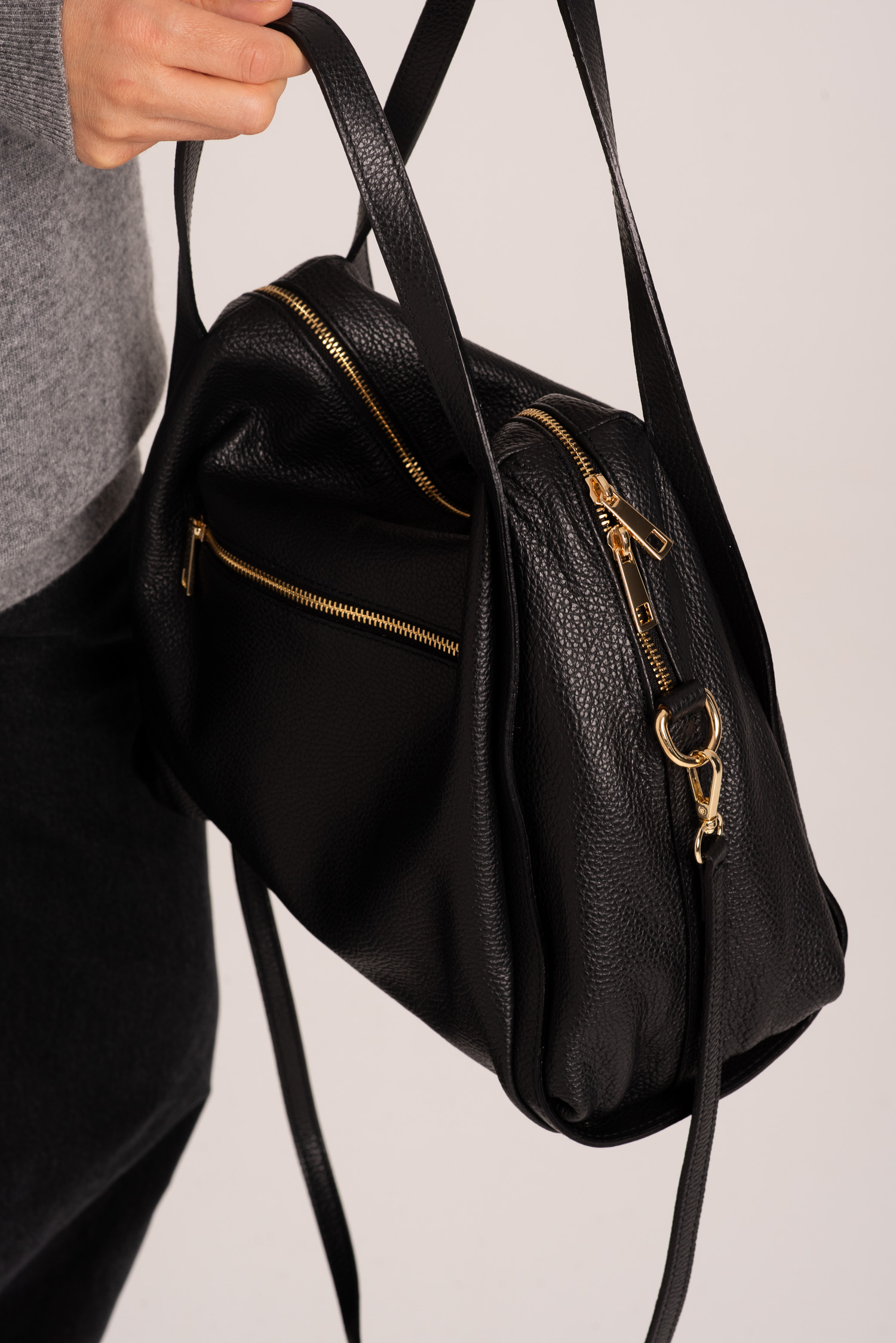 Czarna torebka z średniej wielkości Awanturnica - obrazek 7