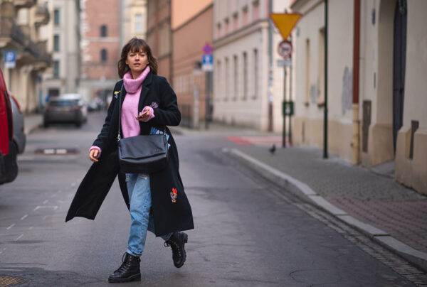 czarna torebka na ramie