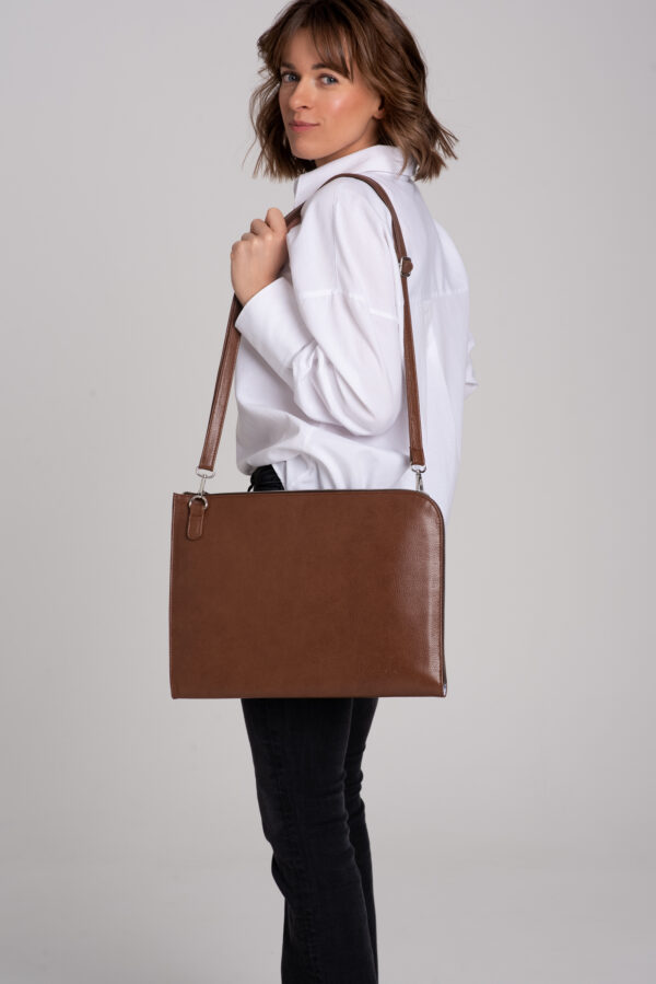 Brązowe etui na laptopa "Office Queen" - obrazek 6